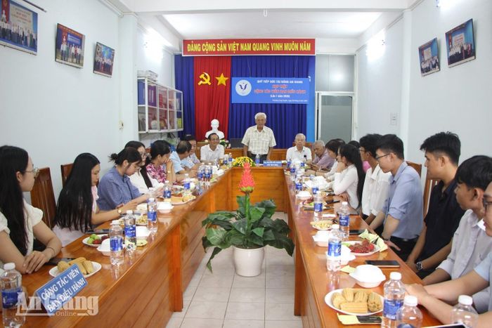 Đại biểu tham dự buổi họp mặt.