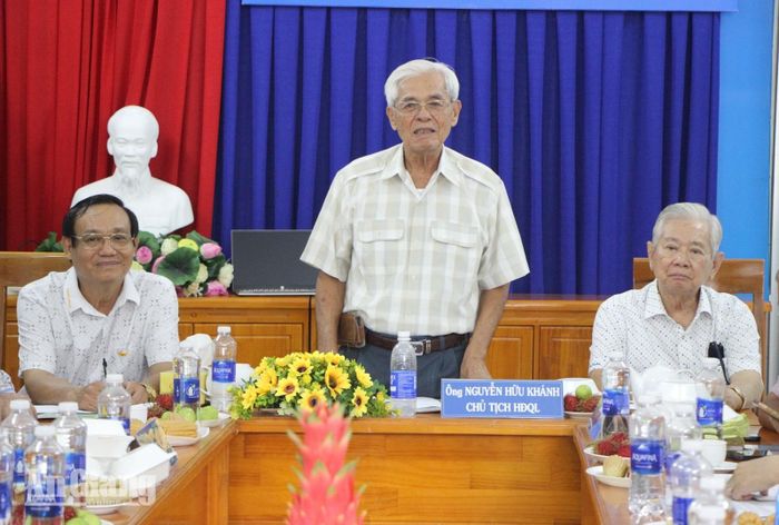 Ông Nguyễn Hữu Khánh, Chủ tịch Hội đồng quản lý Quỹ Tiếp sức tài năng An Giang phát biểu tại cuộc họp.