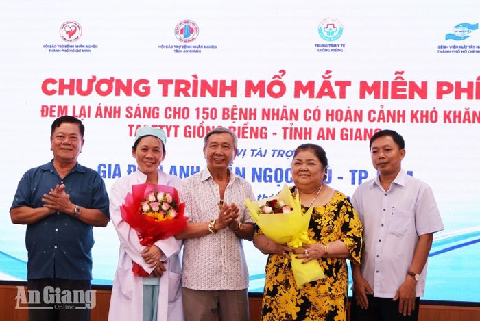 Hội Bảo trợ bệnh nhân nghèo tỉnh An Giang tặng hoa cảm ơn đại diện nhà tài trợ, đội ngũ y sĩ, bác sĩ.
