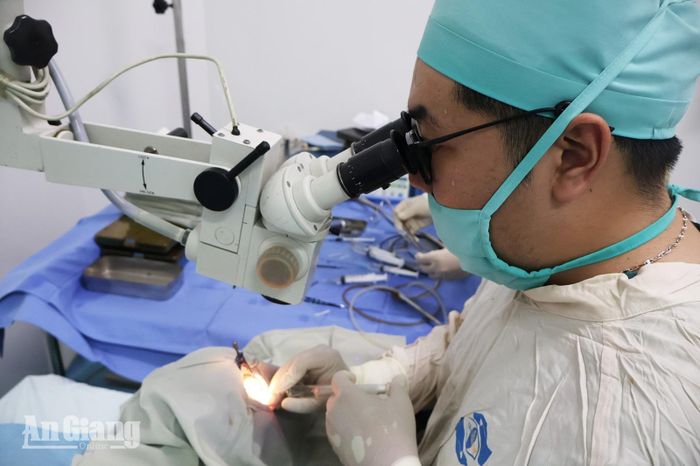 Bác sĩ phẫu thuật mắt miễn phí bắng kỹ thuật phaco kính mềm.