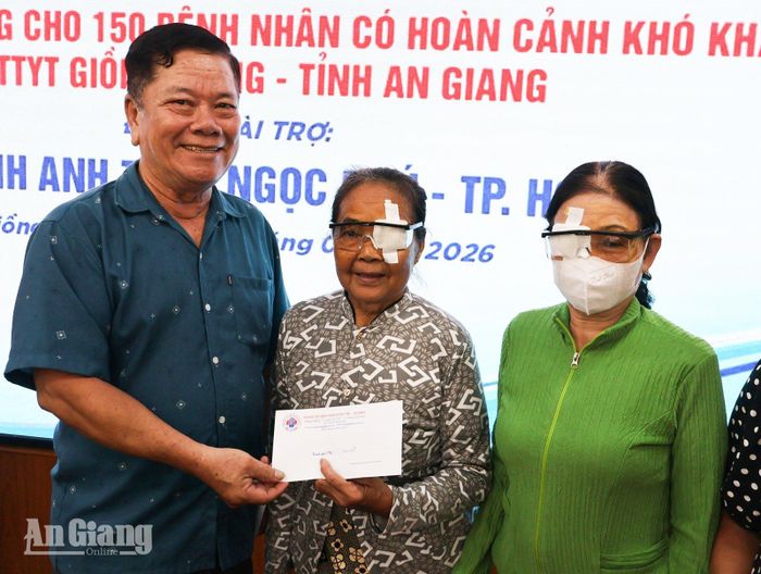 Chủ tịch Hội Bảo trợ bệnh nhân nghèo tỉnh An Giang Trương Thắng Trận trao tiền hỗ trợ chi phí đi lại cho bệnh nhân sau mổ mắt.