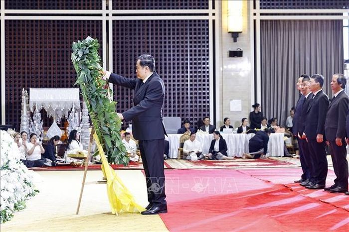 Chủ tịch Quốc hội Trần Thanh Mẫn dẫn đầu Đoàn đại biểu cấp cao của Đảng, Nhà nước Việt Nam viếng đồng chí Xaysomphone Phomvihane, Ủy viên Bộ Chính trị, Chủ tịch Quốc hội Lào. Ảnh: Doãn Tấn/TTXVN