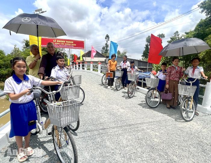 Tặng xe đạp cho học sinh.
