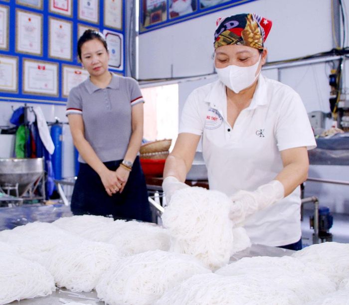  Sản xuất bún tại Hợp tác xã Sản xuất bún bánh Thắng Thủy, phường Đa Mai. 