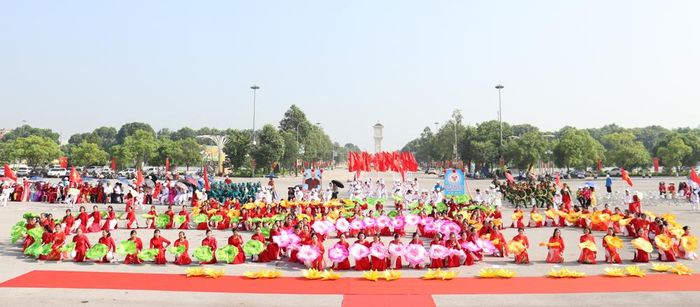Đồng diễn dân vũ chào mừng Đại hội.