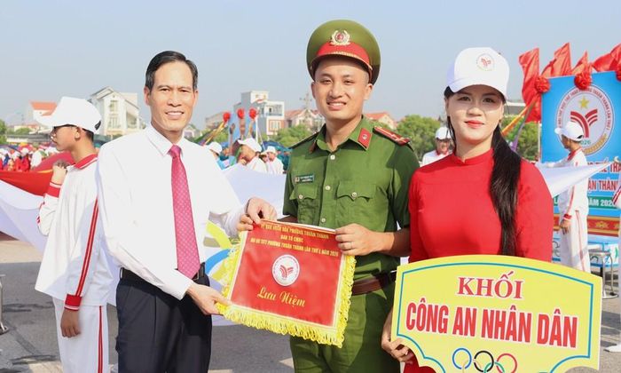 Đồng chí Trần Ngọc Thực, Tỉnh ủy viên, Bí thư Đảng ủy phường Thuận Thành trao Cờ lưu niệm cho các đoàn tham dự Đại hội.