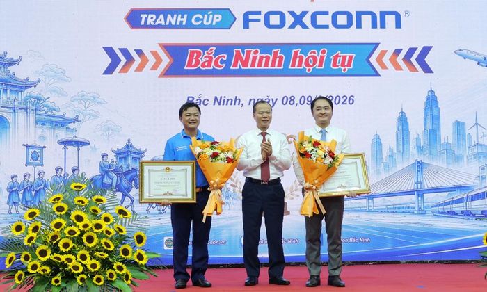  Đồng chí Mai Sơn trao Bằng khen của Chủ tịch UBND tỉnh cho các tập thể có thành tích xuất sắc.  