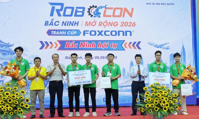  Ban tổ chức trao giải Nhì cho các đội thi bảng 02. 