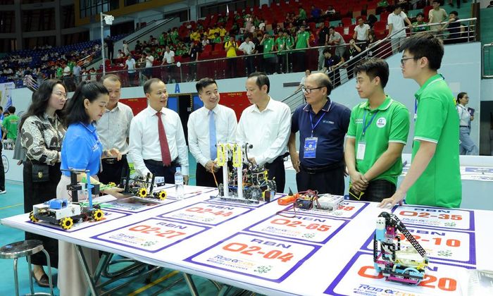  Các đại biểu tham quan, động viên các đội thi. 