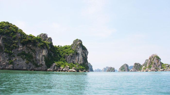 Những hòn đảo đá vôi thuộc vịnh Bái Tử Long.