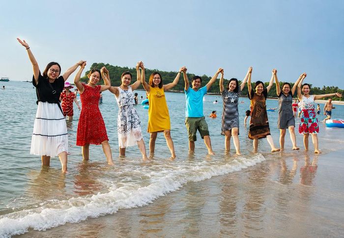 Đông đảo du khách đến bãi biển Minh Châu.
