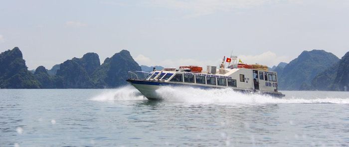 Đi tàu cao tốc từ cảng Ao Tiên đến bến Minh Châu hết chừng 1 giờ đồng hồ.