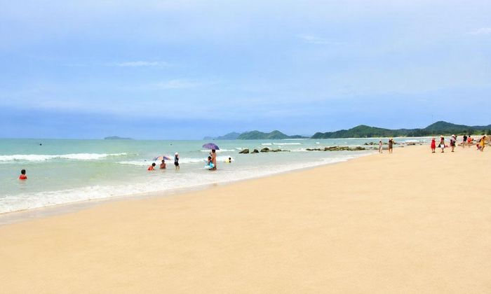 Trên đảo có nhiều bãi tắm hoang sơ, cát mịn.