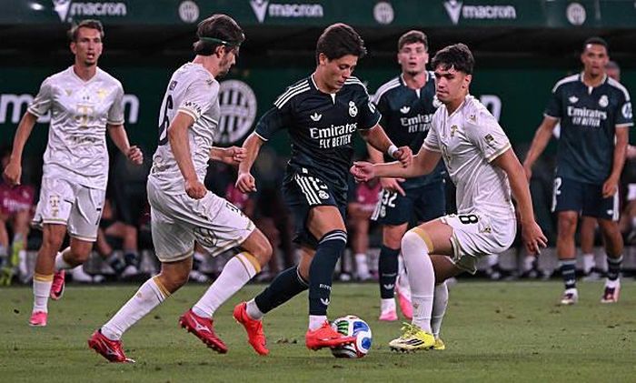Arda Guler đầy bản lĩnh nơi tuyến giữa Real.