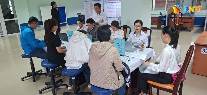Người lao động tìm hiểu các cơ hội việc làm tại Trung tâm dịch vụ việc làm thành phố Đà Nẵng. Ảnh: HỮU TRUNG