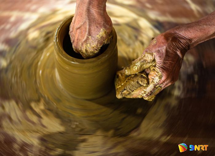 Đôi bàn tay thoăn thoắt tạo hình trên bàn xoay, nơi đất sét dần trở thành những sản phẩm mang dấu ấn của làng nghề hơn 500 năm tuổi.