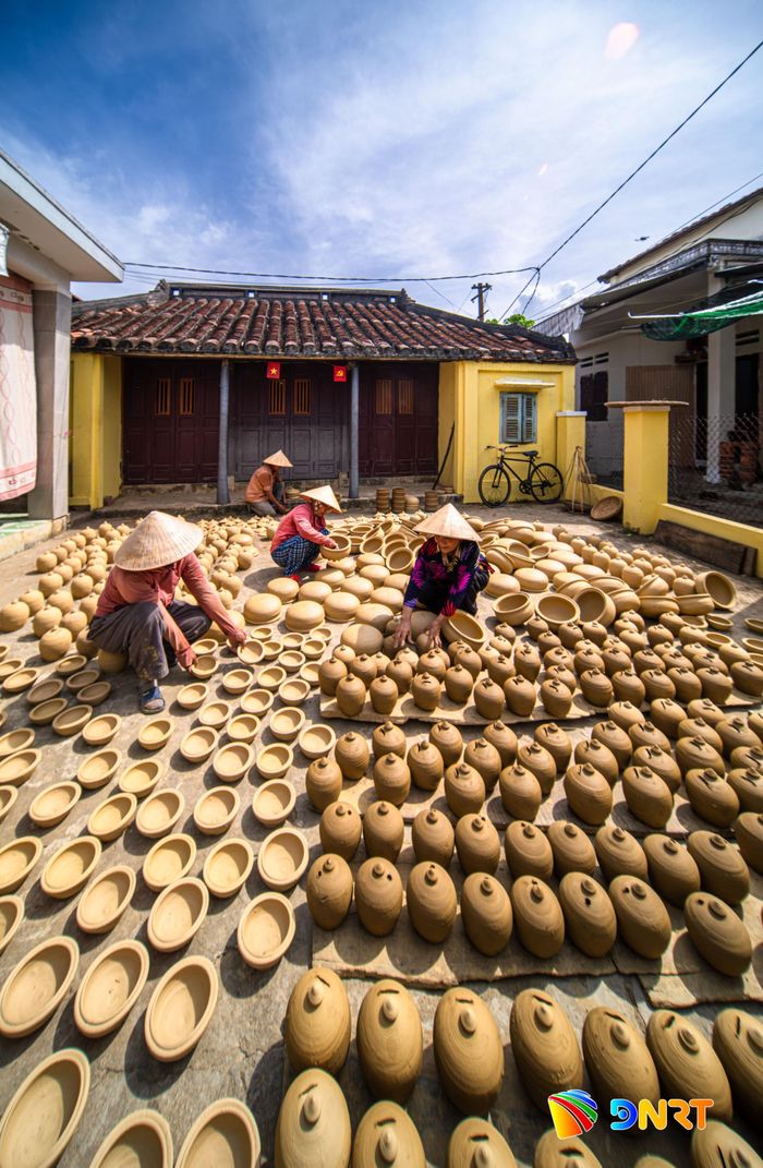 Những sản phẩm gốm mộc được người dân làng Thanh Hà mang ra sân phơi nắng trước khi đưa vào lò nung.