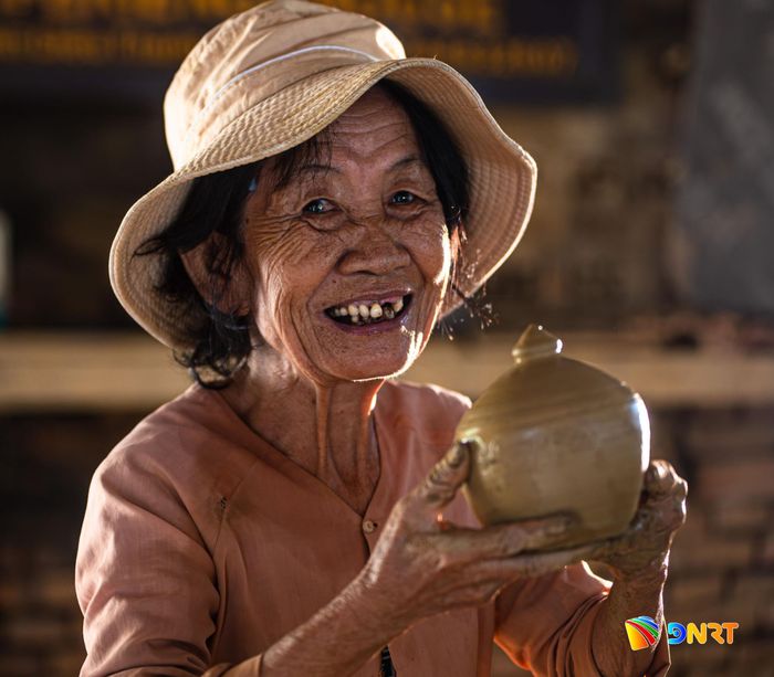Nụ cười của người thợ sau khi hoàn thành một sản phẩm gốm mộc - niềm vui giản dị của những người nhiều năm gắn bó với đất và lửa.