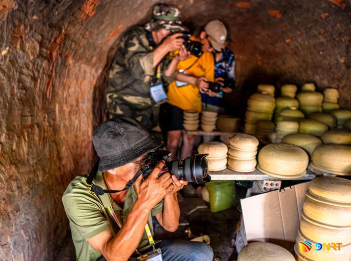 Lò nung truyền thống của làng gốm Thanh Hà trở thành không gian trải nghiệm, sáng tác, thu hút nhiều nhiếp ảnh gia và du khách tìm đến ghi lại vẻ đẹp của nghề gốm.