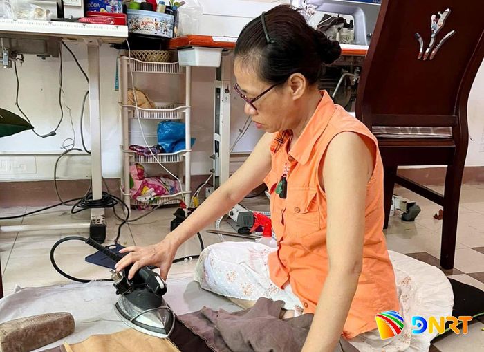 Một phụ nữ trung niên tham gia chương trình tái chế rác thải vải thành sản phẩm phục vụ đời sống tại Trung tâm Cormis. Ảnh: THIÊN DUYÊN