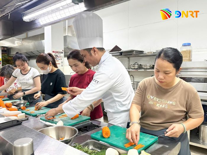 Nhiều phụ nữ chủ động học thêm nghề để thích ứng với những thay đổi của thị trường lao động. Ảnh: NAM BÌNH