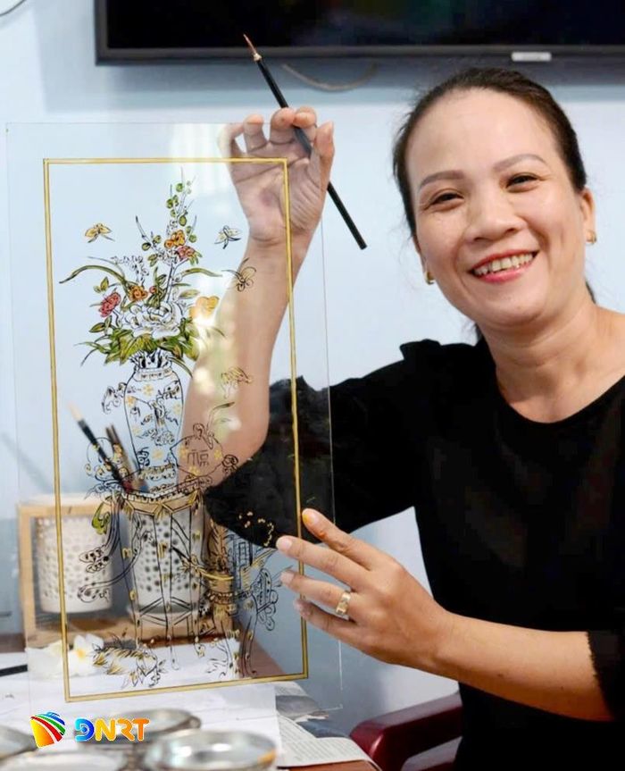 Nữ họa công Trần Thị Minh Phụng - truyền nhân cuối cùng của nghề vẽ tranh gương ở phố cổ Bao Vinh. Ảnh: T.X