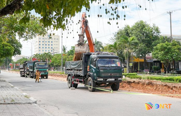 Nhà thầu khẩn trương thi công thu hẹp dải phân cách. Ảnh: CÔNG TÚ