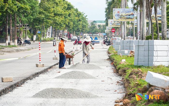 Một đoạn đã láng nhựa, chuẩn bị thảm bê tông nhựa. Ảnh: MINH KHÁNH