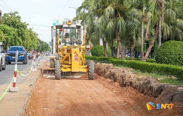 San gạt lại móng nền sau khi thu hẹp dải phân cách giữa. Ảnh: CÔNG TÚ