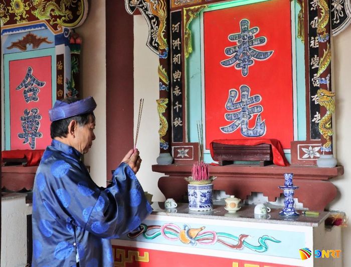 Ông Lê Tấn Lai, cháu 4 đời Cử nhân Lê Tấn Toán viếng hương cụ tại nhà thờ tộc Lê Tấn làng Hà Lộc. Ảnh: V.T.L