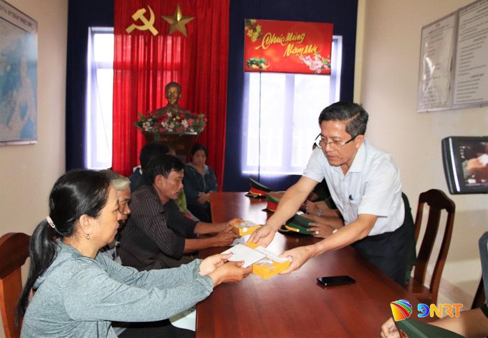Phó Chủ tịch UBND thành phố Trần Nam Hưng trao hỗ trợ cho gia đình có nạn nhân mất tích. Ảnh: TRỌNG HUY