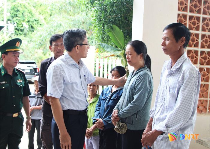 Phó Chủ tịch UBND thành phố Trần Nam Hưng hỏi thăm, động viên gia đình có nạn nhân mất tích tại Mũi Nghê. Ảnh: TRỌNG HUY