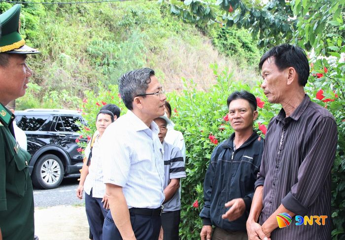 Phó Chủ tịch UBND thành phố Trần Nam Hưng hỏi thăm, động viên gia đình có nạn nhân mất tích tại Mũi Nghê. Ảnh: TRỌNG HUY