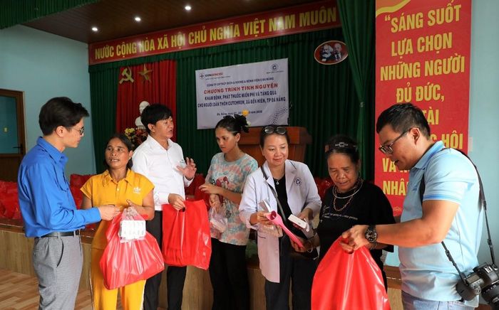 Tặng quà cho người dân đi khám bệnh. Ảnh: VĂN LÃM