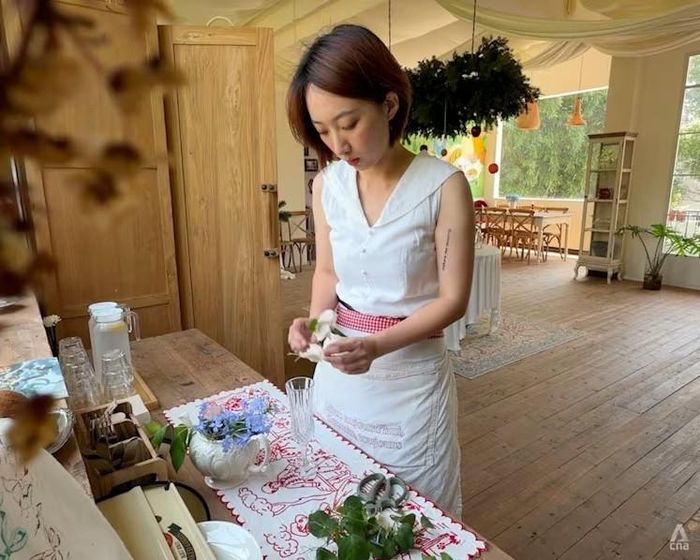 Cựu giáo viên Jin Liu Yun Yi tại quán cà phê do cô mở ở làng Lizu sau khi rời công việc tại Hàng Châu. Ảnh: CNA