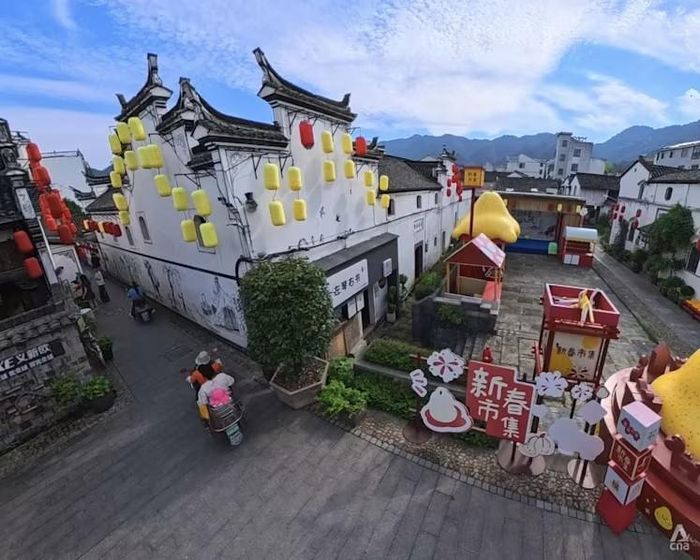 Các doanh nhân trẻ mở quán cà phê, cửa hàng và nhiều cơ sở kinh doanh tại làng Lizu (thành phố Nghĩa Ô, tỉnh Chiết Giang, Trung Quốc), góp phần tạo sức sống mới và thúc đẩy quá trình hồi sinh của ngôi làng. Ảnh: CNA