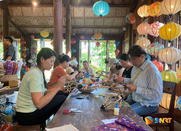 Nghề làm đèn lồng gắn với lịch sử đô thị cổ Hội An và vùng đất xứ Quảng. Ảnh: VĨNH LỘC
