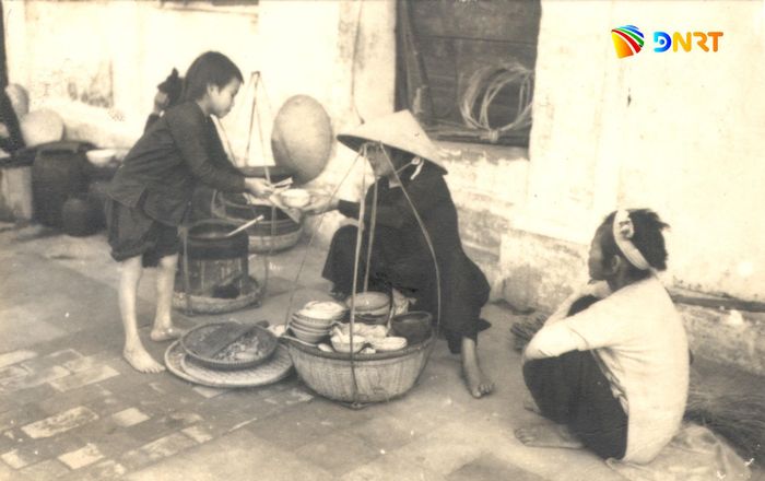 Gánh mỳ Quảng trên hè phố Hội An thập niên 1950. Ảnh: VĨNH TÂN