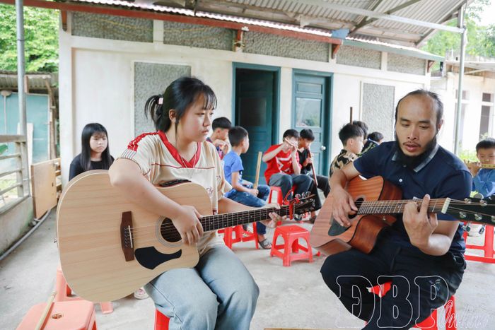 Thầy và trò tập đàn.