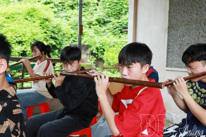 Các bạn nhỏ thực hành thổi sáo Mông 7 lỗ.