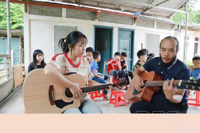 Thầy và trò tập đàn. 