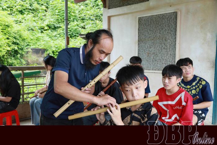 Hướng dẫn các em bấm nốt, thực hành thổi các giai điệu truyền thống. 