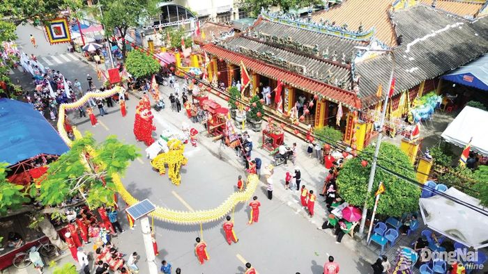 Hoạt động lễ hội ở đình Tân Lân, phường Trấn Biên. Ảnh: C.T.V