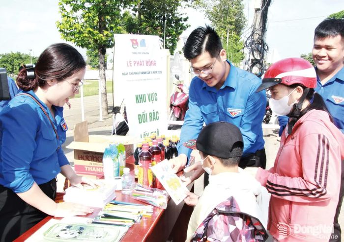 Thành đoàn Đồng Nai tổ chức hoạt động đổi rác lấy quà nhằm tuyên truyền, nâng cao nhận thức của người dân trong việc phân loại rác tại nguồn.