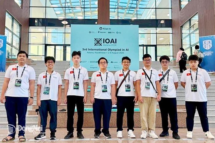 Lê Minh Quân (bìa trái) cùng các thành viên đội tuyển quốc gia Việt Nam dự thi IOAI năm 2026.