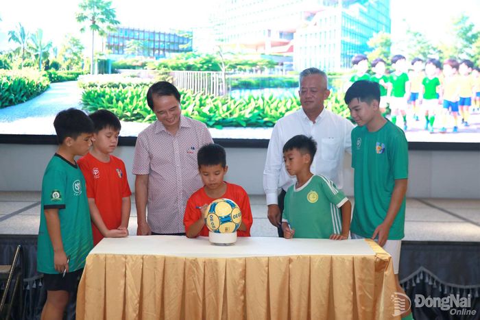 Ban tổ chức giải, lãnh đạo C.P. Việt Nam và các cầu thủ cùng ký tên trên quả bóng lưu niệm, ghi dấu sự đồng hành tại giải đấu. Ảnh: Thủy Tiên