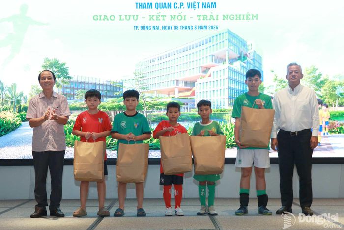 Những món quà ý nghĩa góp thêm niềm vui và kỷ niệm đẹp cho các em sau chuyến tham quan, giao lưu tại C.P. Việt Nam. Ảnh: Thủy Tiên