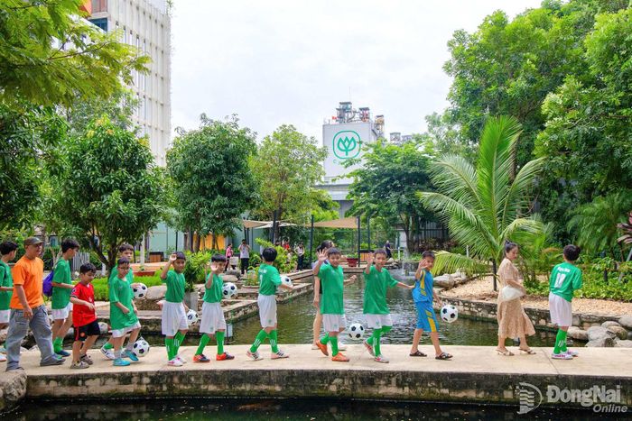 Trong chuyến tham quan, các cầu thủ nhí tìm hiểu không gian xanh tại C.P. Việt Nam, nơi có tòa nhà được chứng nhận công trình xây dựng xanh. Ảnh: Thủy Tiên