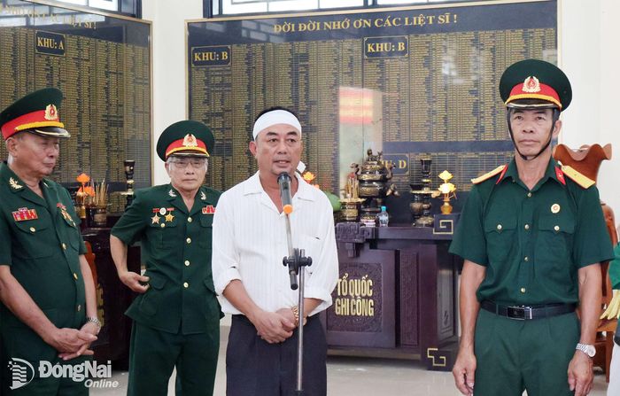 Đại diện gia đình, ông Nguyễn Văn Chín, em trai liệt sĩ Nguyễn Văn Biên phát biểu cảm ơn cấp ủy, chính quyền, nhân dân và Hội Hỗ trợ gia đình liệt sĩ thành phố Đồng Nai đã chăm sóc, hương khói cho liệt sĩ Nguyễn Văn Biên hơn 40 năm qua. Ảnh: Nguyệt Hà