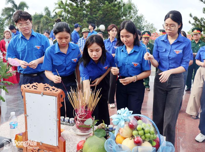 Các cựu chiến binh, thân nhân liệt sĩ, tuổi trẻ phường Trảng Dài, Long Bình thắp hương trước khi thực hiện các thủ tục đưa liệt sĩ Nguyễn Văn Biên về quê hương. Ảnh: Nguyệt Hà